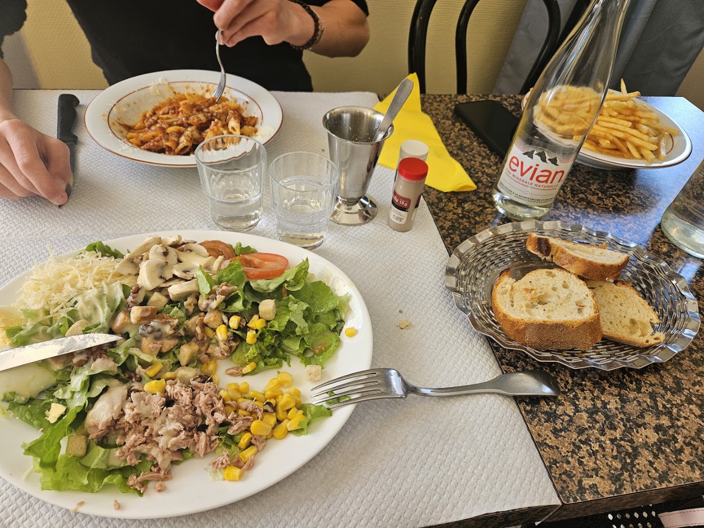 Pizza et plats disposés sur une grande table