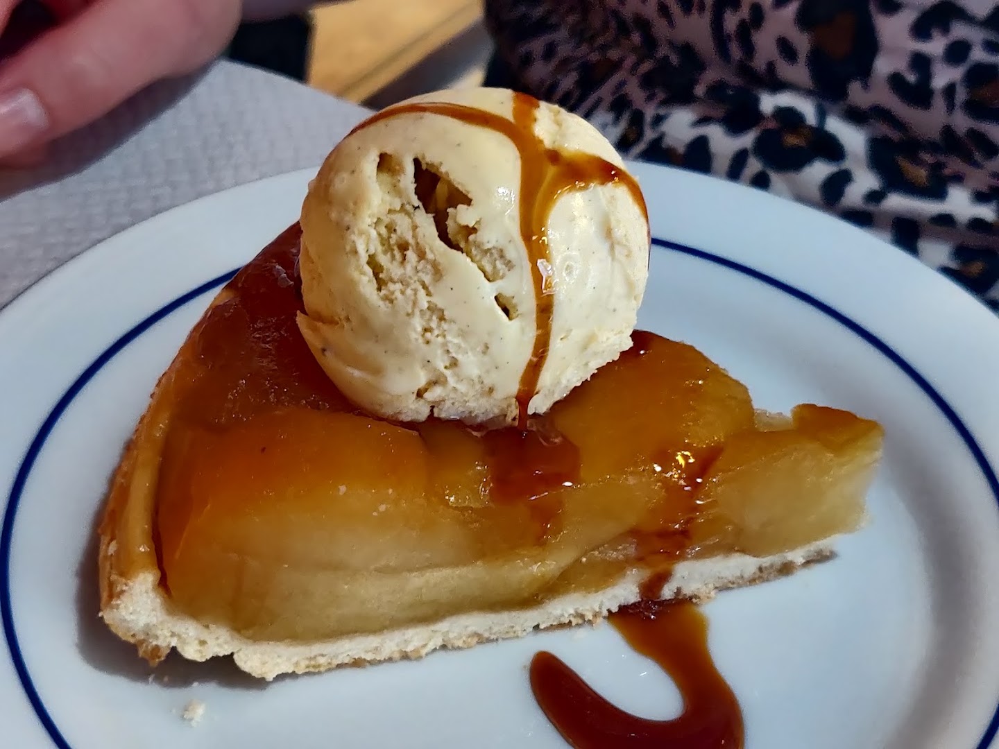 Tarte aux pommes servie en dessert