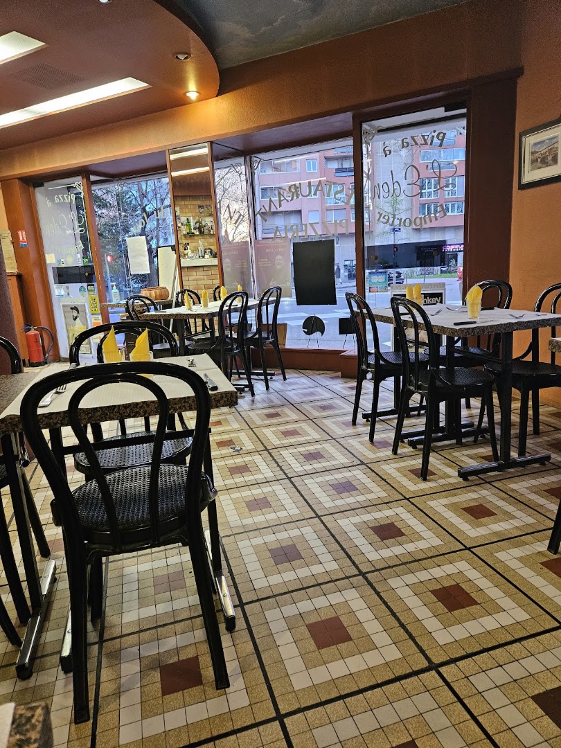 Salle vide du Restaurant-Pizzeria L’Eden à Lyon